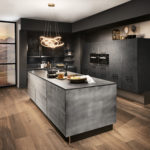 Cuisine industrielle inox et parquet avec colonne suspendue - Cuisines DEBARD