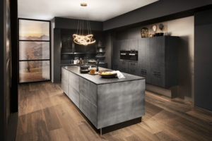 Cuisine industrielle inox et parquet avec colonne suspendue - Cuisines DEBARD