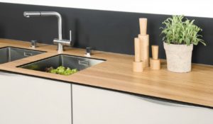 compact stratifié - Cuisine blanche avec plan de travail en bois et évier 2 bacs - Cuisines DEBARD