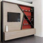 meuble TV bois original et rouge