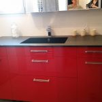 Salle de bain simple vasque rouge laqué - Cuisines Debard